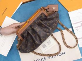 Louis Vuitton LV Boursicot 链条拼色斜挎云朵包 M45229