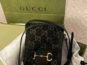 Cool guy必备 Gucci1995黑单宁牛仔手机包 625615