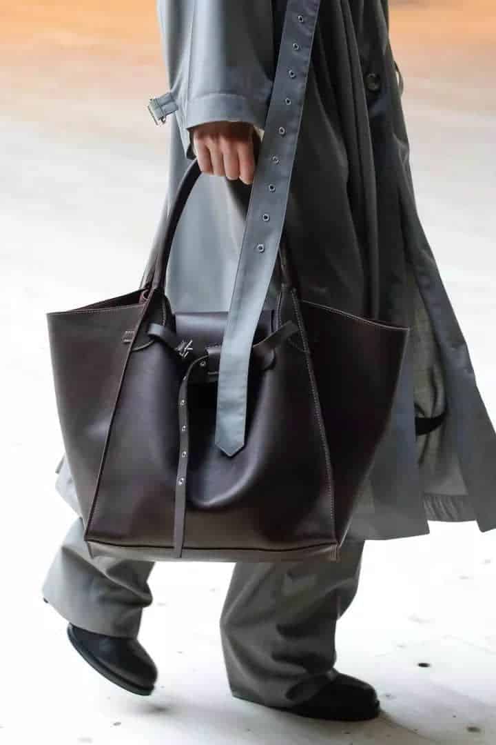 今年Tote Bag才是最值得入手的包款，时髦又能装！