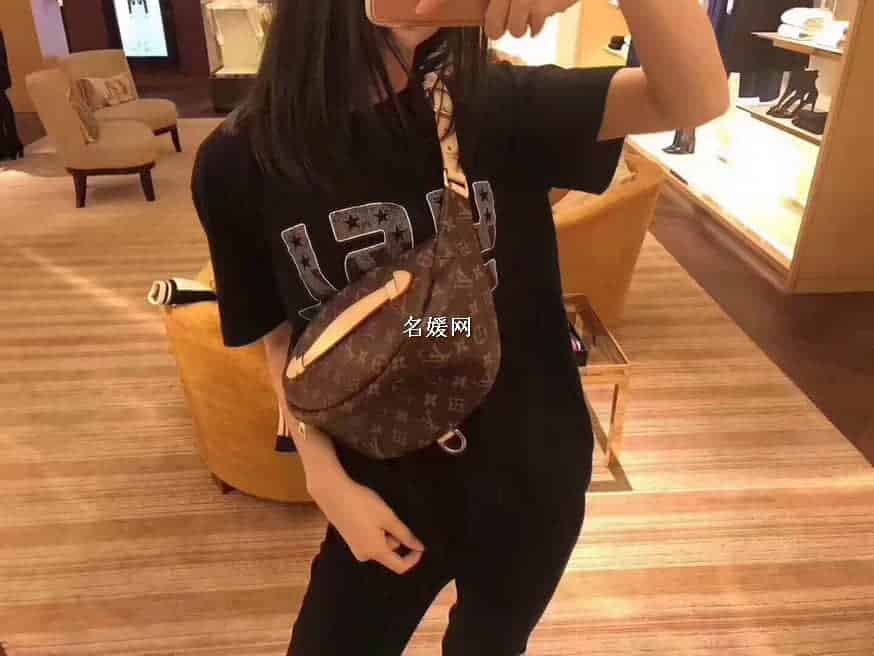 LV/路易威登 BUMBAG 情侣腰包新款老花胸包斜挎包M43644 明星同款