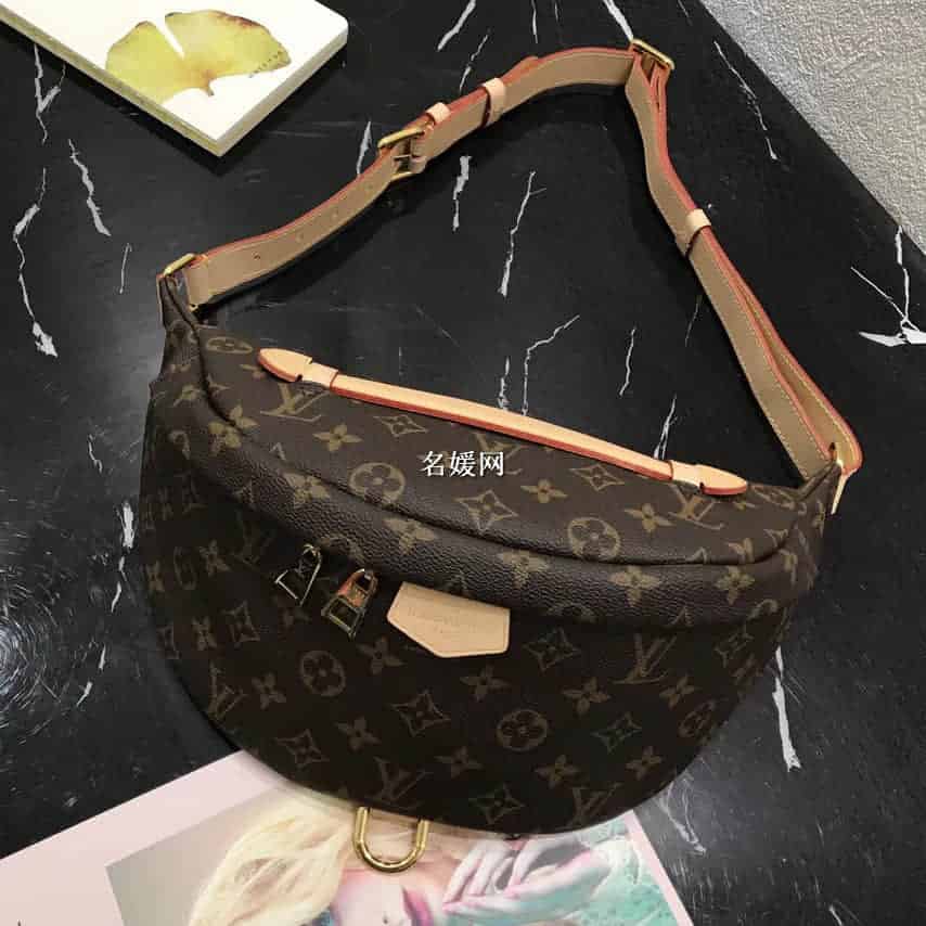 LV/路易威登 BUMBAG 情侣腰包新款老花胸包斜挎包M43644 明星同款