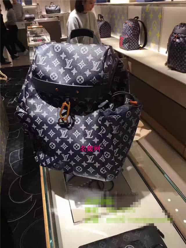 LV/路易威登 18新款限量版  金属饰件Discovery双肩包 M43693