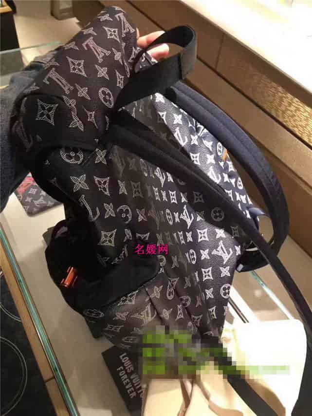 LV/路易威登 18新款限量版  金属饰件Discovery双肩包 M43693