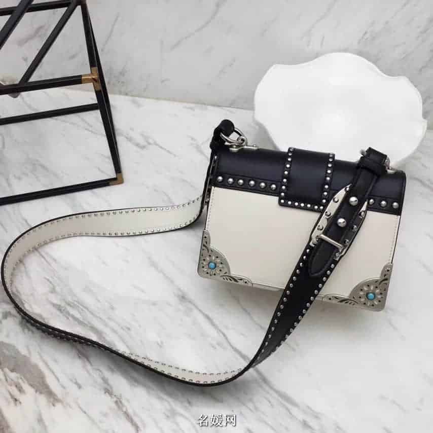 PRADA/普拉达 18新款铆钉装饰拼色 Cahier手袋  1BD045 七色