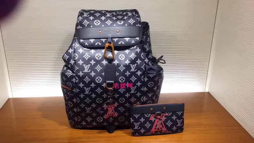 LV/路易威登 18新款限量版  金属饰件Discovery双肩包 M43693