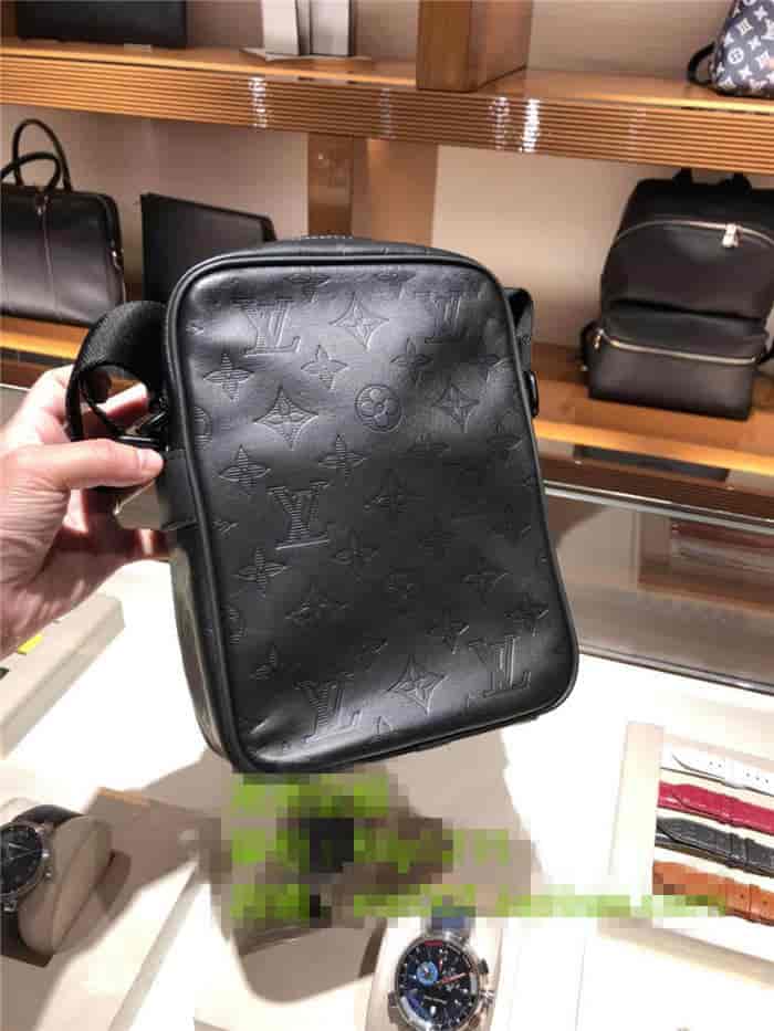 LV/路易威登 18ss新款 全皮压花Danube男士挎包相机包 M43681