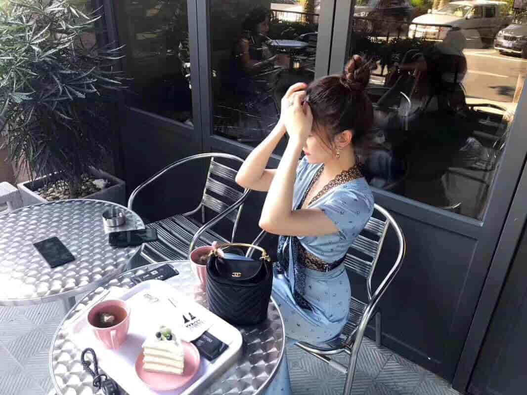 Chanel/香奈儿 18年秋冬新款vintage bucket汉堡系列水桶包