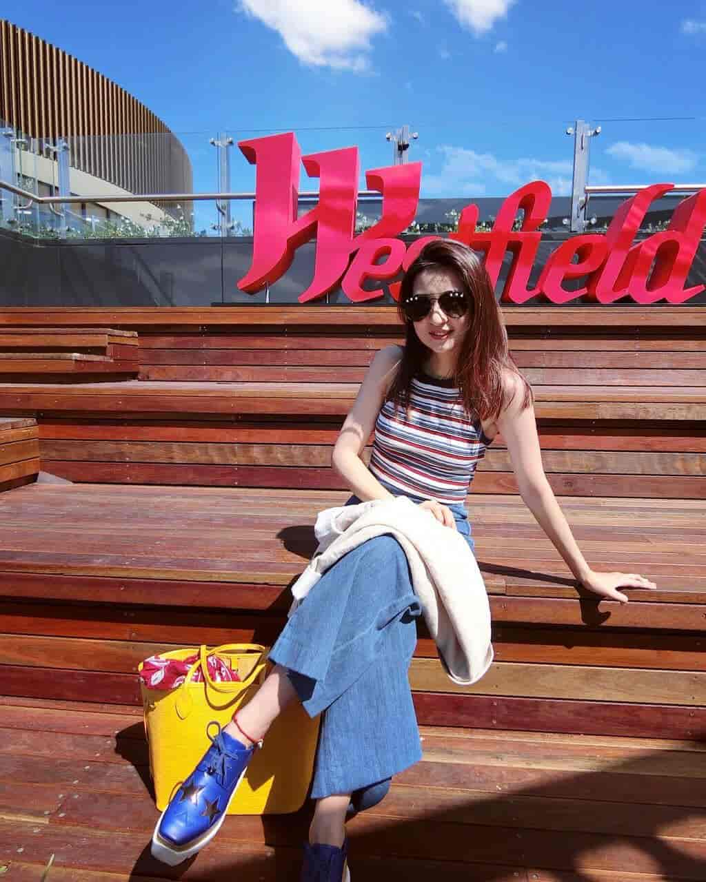 换季总要来点不一样的? LV黄色购物包