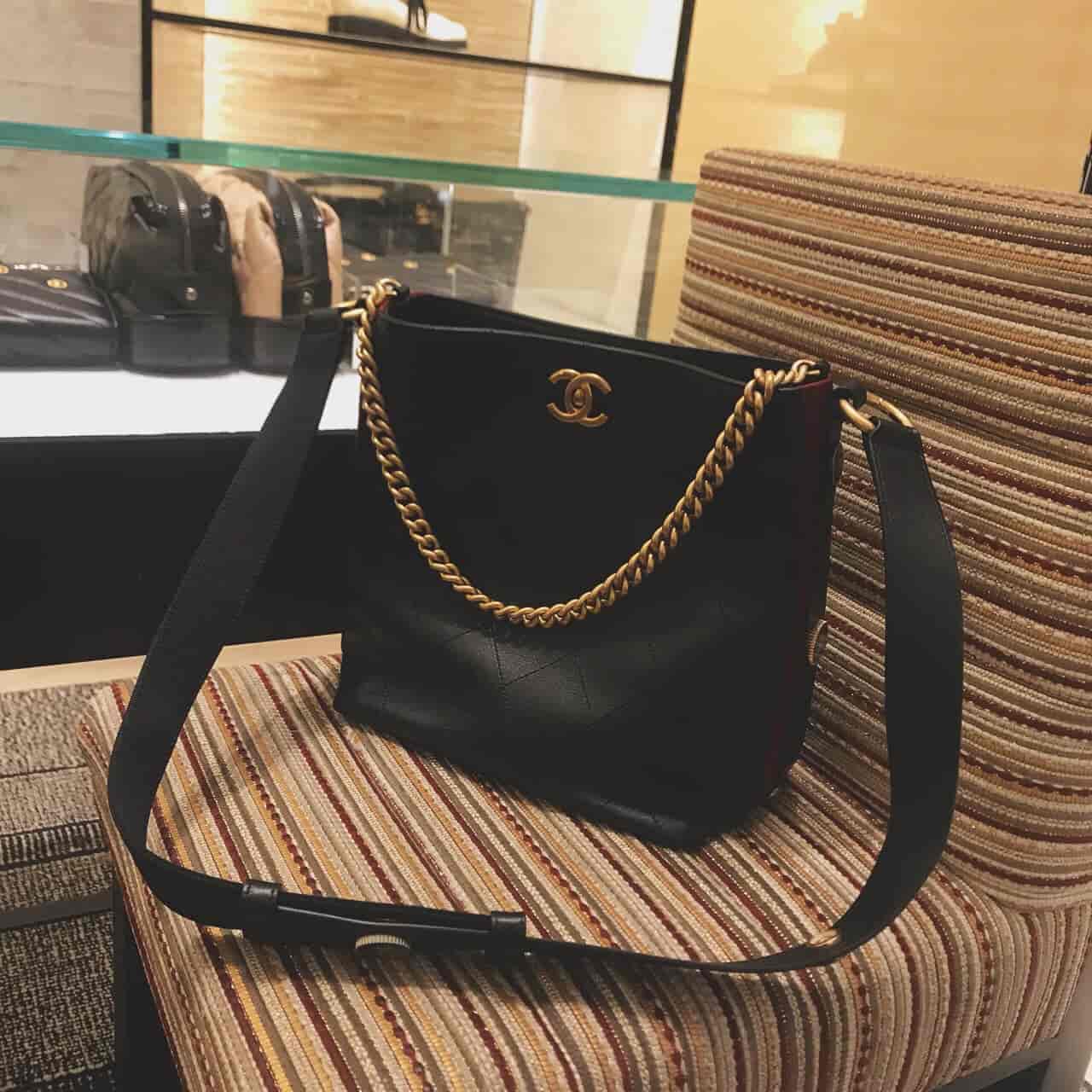 25岁终于拥有第一只香奈儿Chanel2018新款嬉皮包