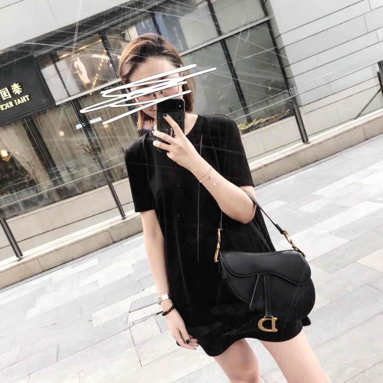 背了几天的Dior saddle来跟大家分享,今年大热的马鞍包