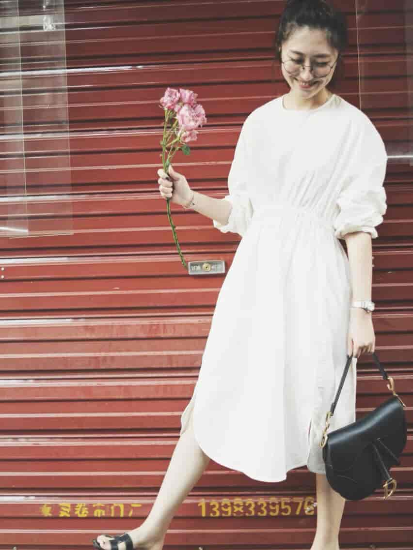 背了几天的Dior saddle来跟大家分享,今年大热的马鞍包