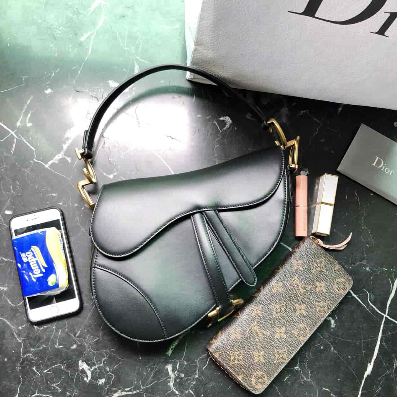 背了几天的Dior saddle来跟大家分享,今年大热的马鞍包
