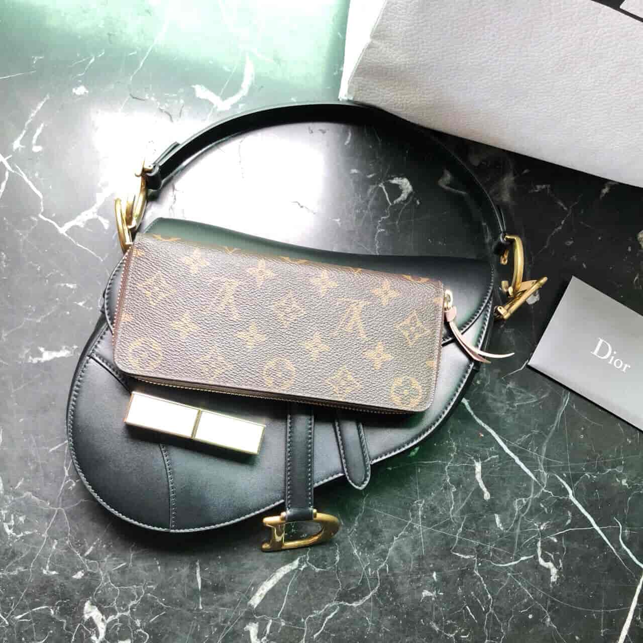 背了几天的Dior saddle来跟大家分享,今年大热的马鞍包