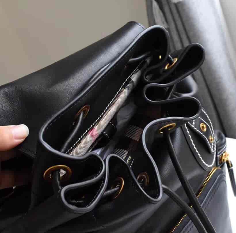 巴宝莉 The Rucksack 大号缉明线皮革军旅背包40648591