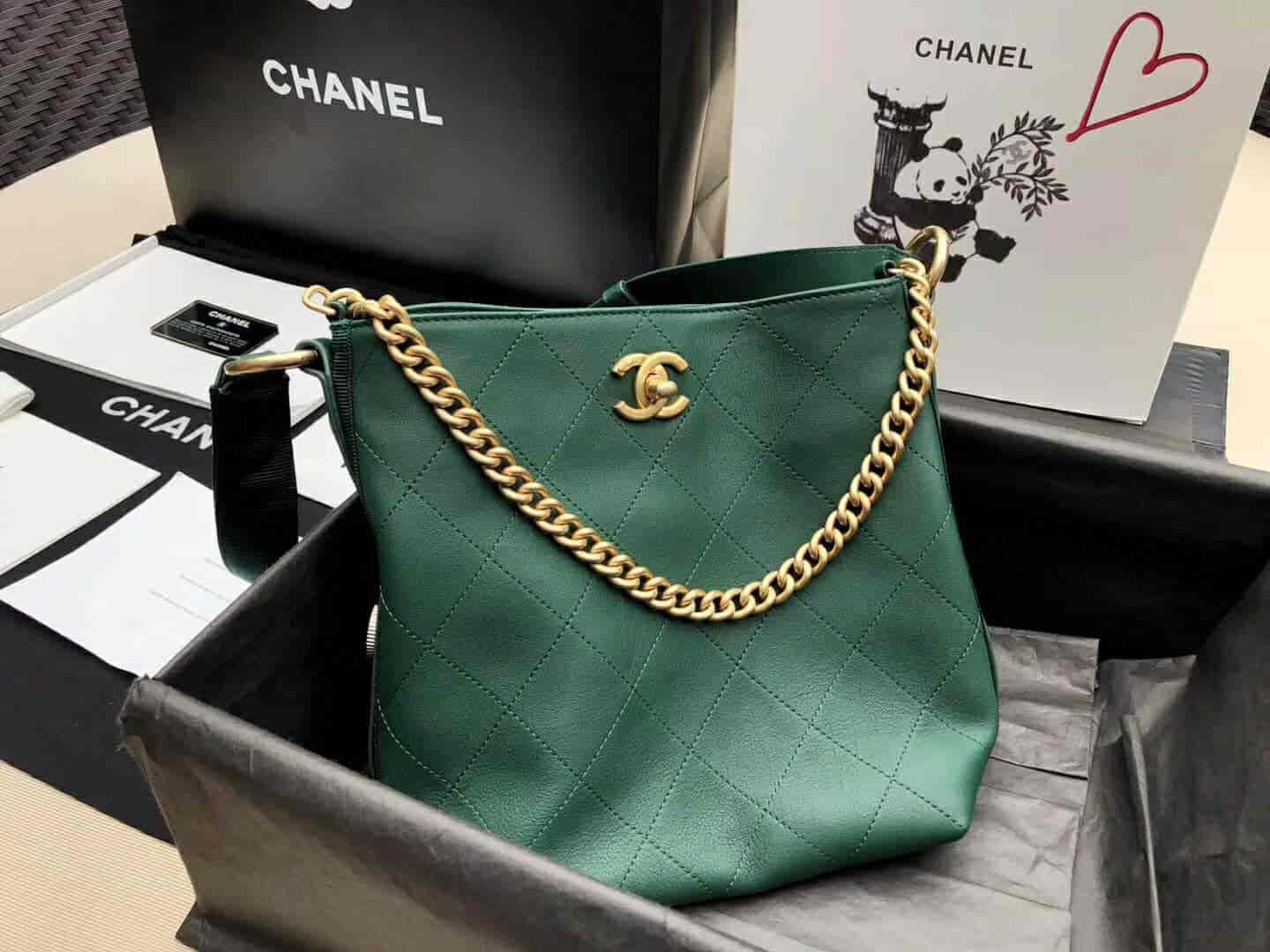 香奈儿/Chanel 18秋冬新款复古徽章墨绿色水桶型嬉皮包