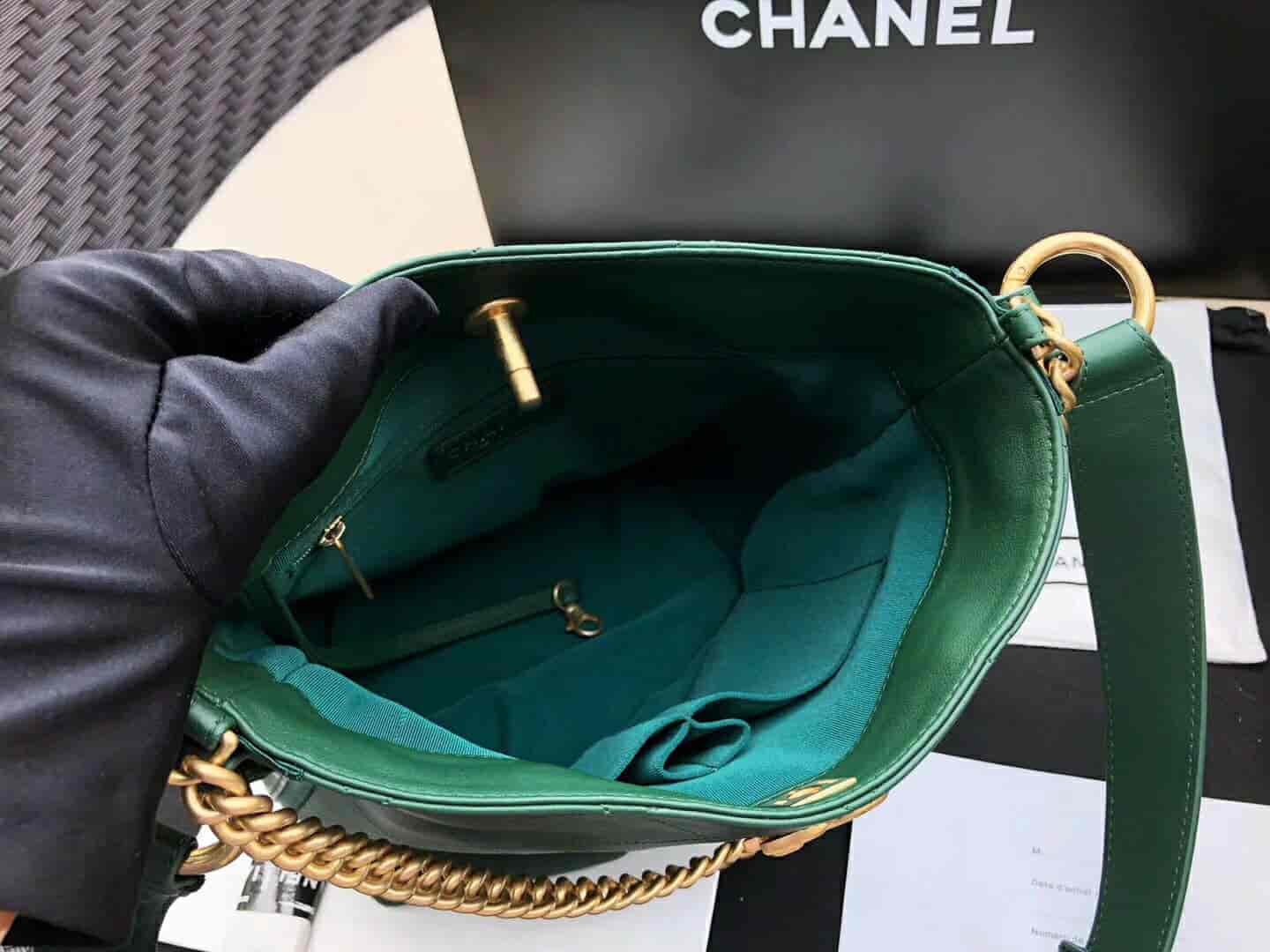 香奈儿/Chanel 18秋冬新款复古徽章墨绿色水桶型嬉皮包