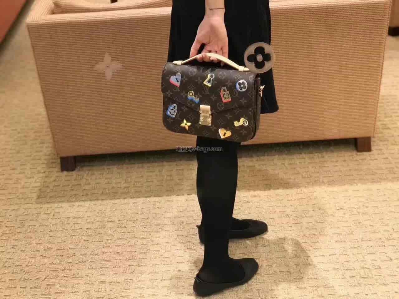 LV/路易威登 19年情人节限定款丝印徽章图案METIS邮差包M44366