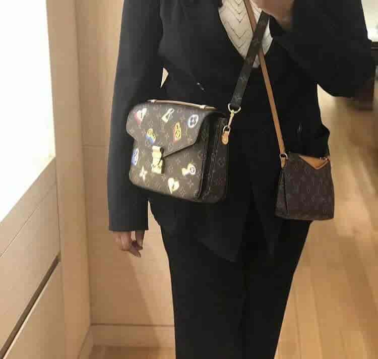 LV/路易威登 19年情人节限定款丝印徽章图案METIS邮差包M44366