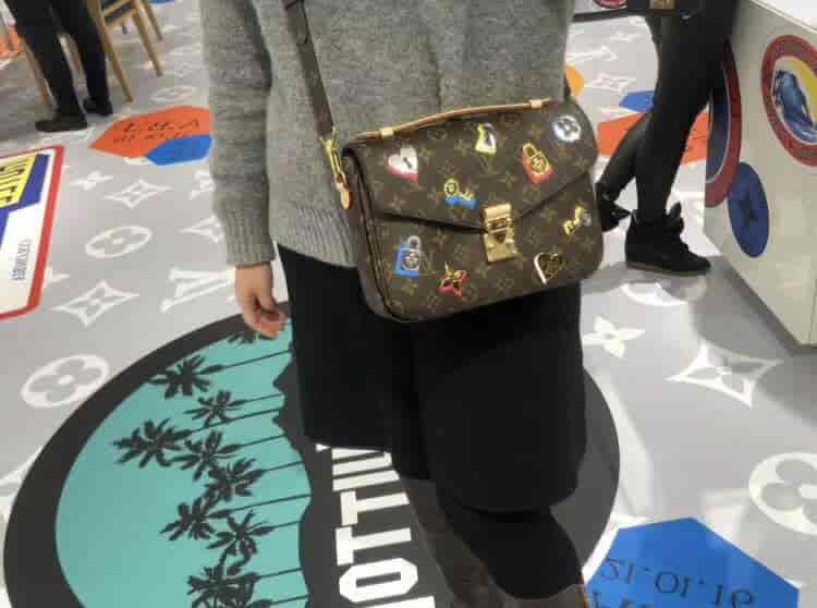 LV/路易威登 19年情人节限定款丝印徽章图案METIS邮差包M44366