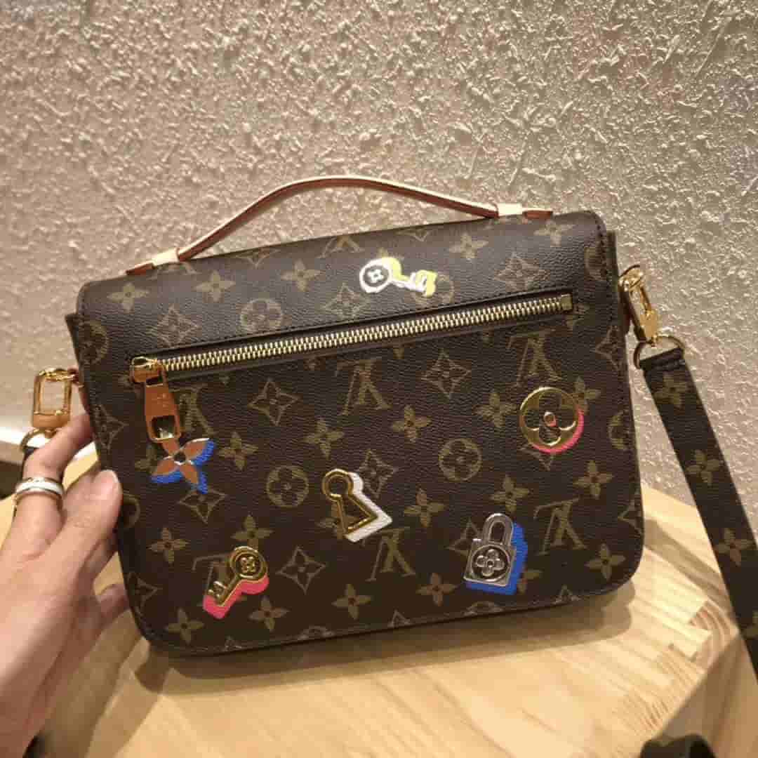 LV/路易威登 19年情人节限定款丝印徽章图案METIS邮差包M44366