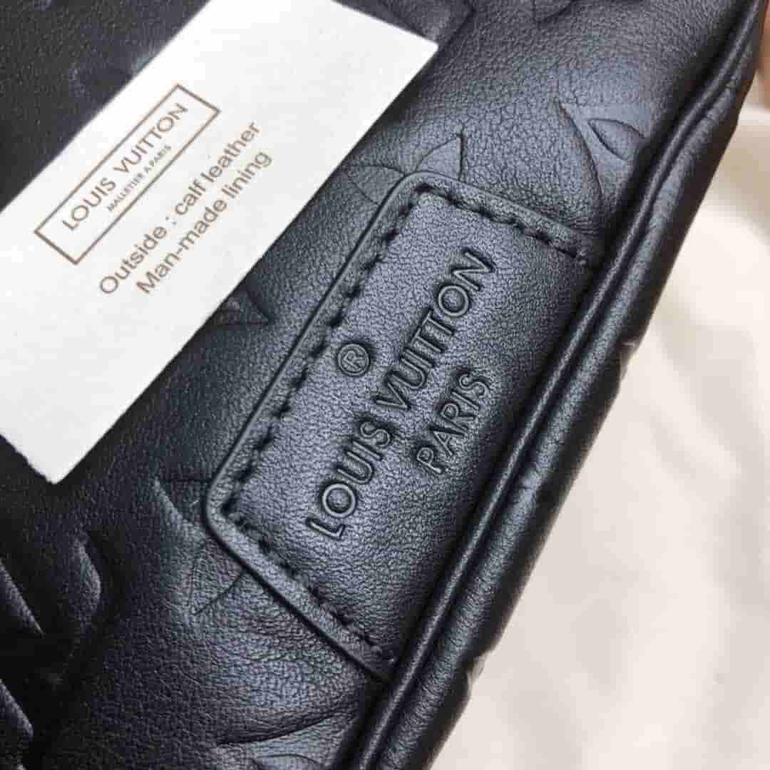 LV M44388 黑色全皮压花Discovery腰包/胸包