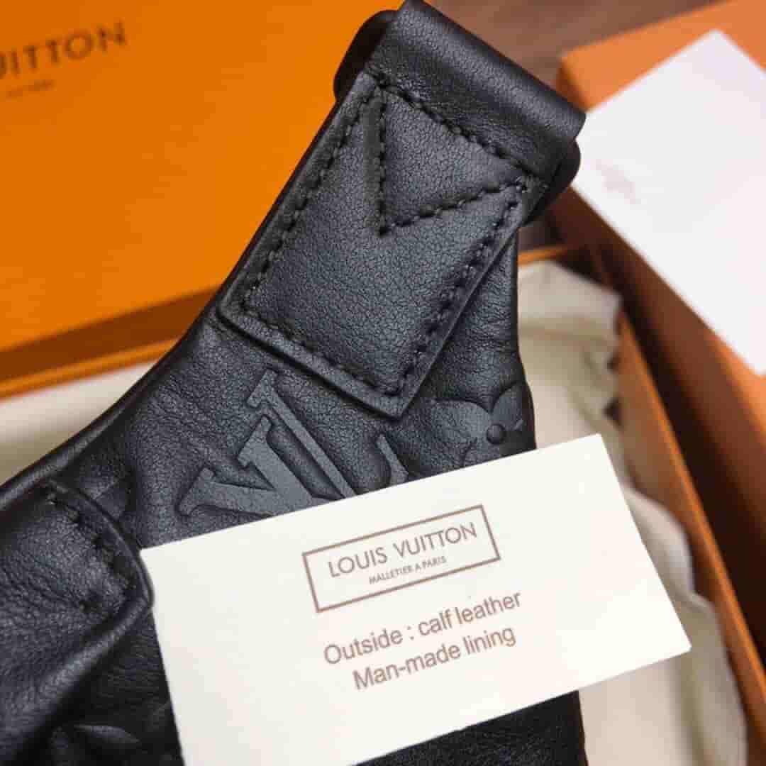 LV M44388 黑色全皮压花Discovery腰包/胸包