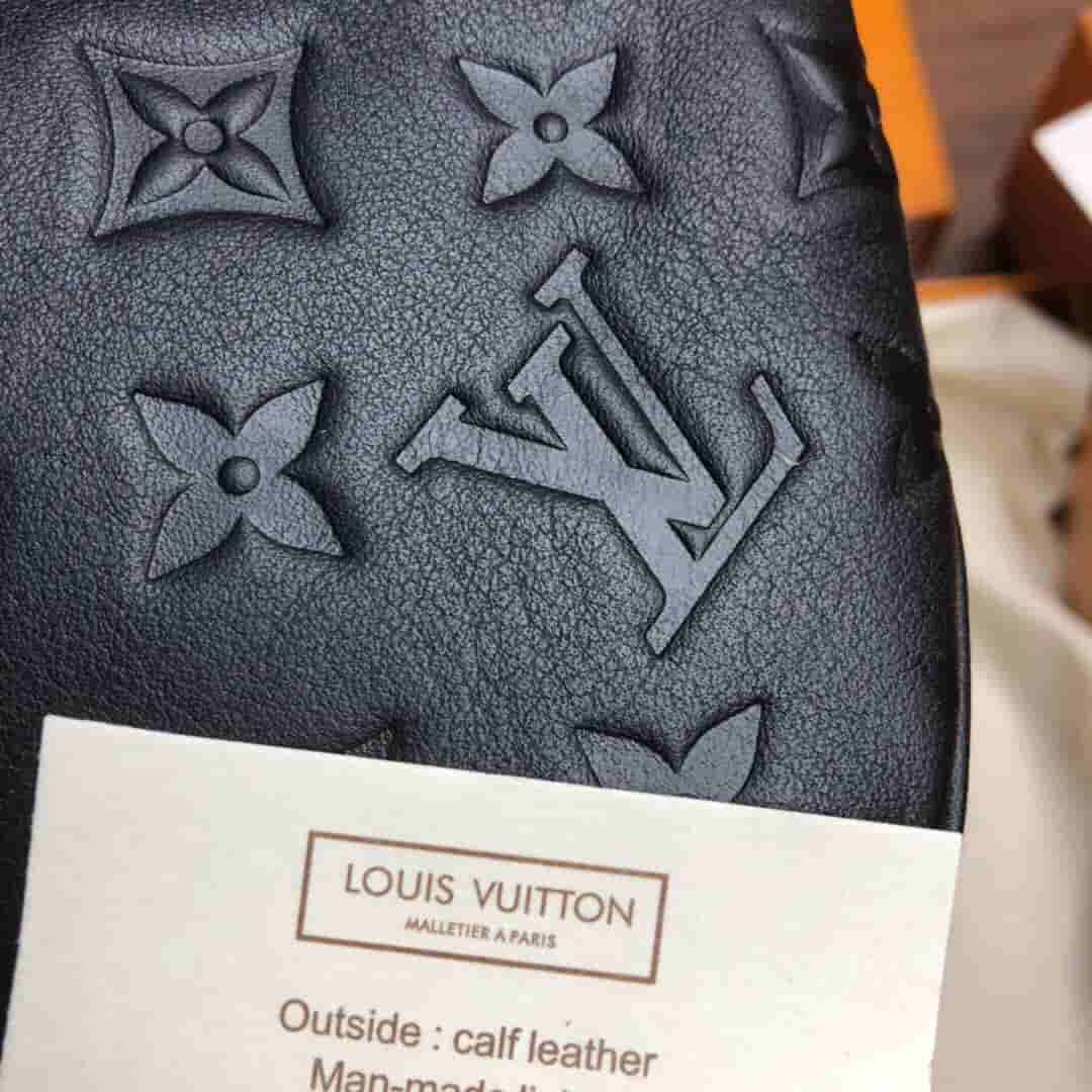 LV M44388 黑色全皮压花Discovery腰包/胸包