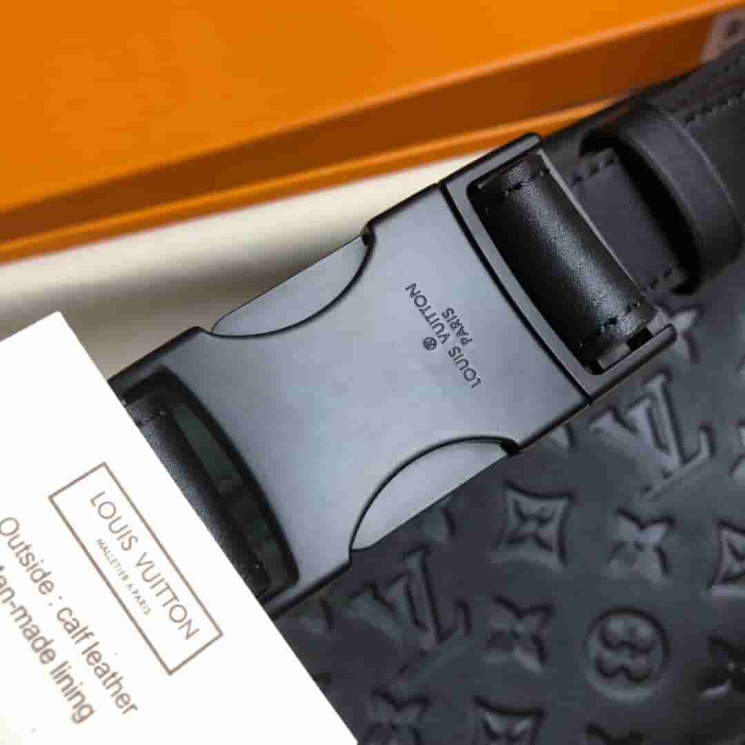 LV M44388 黑色全皮压花Discovery腰包/胸包