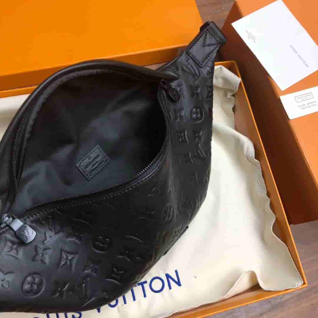 LV M44388 黑色全皮压花Discovery腰包/胸包