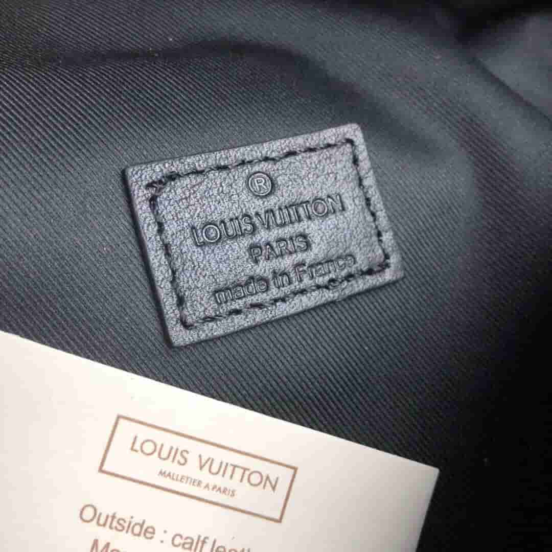 LV M44388 黑色全皮压花Discovery腰包/胸包