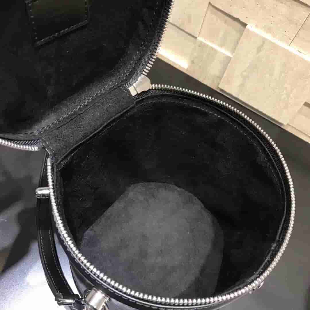 LV M52226 黑色水波纹CANNES手袋圆桶包