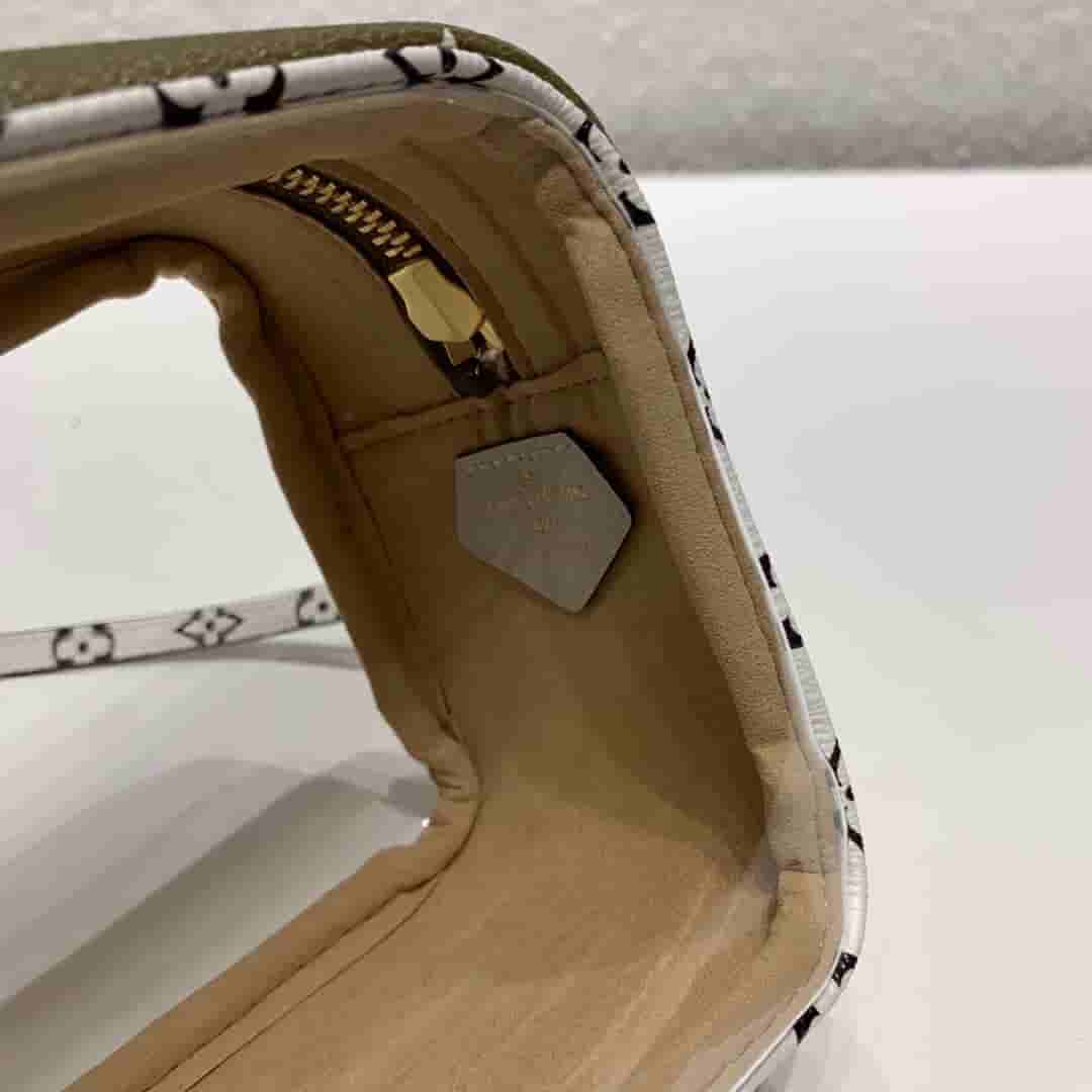 LV M67610 2019新款绿色海滩手拿包 透明PVC小方包