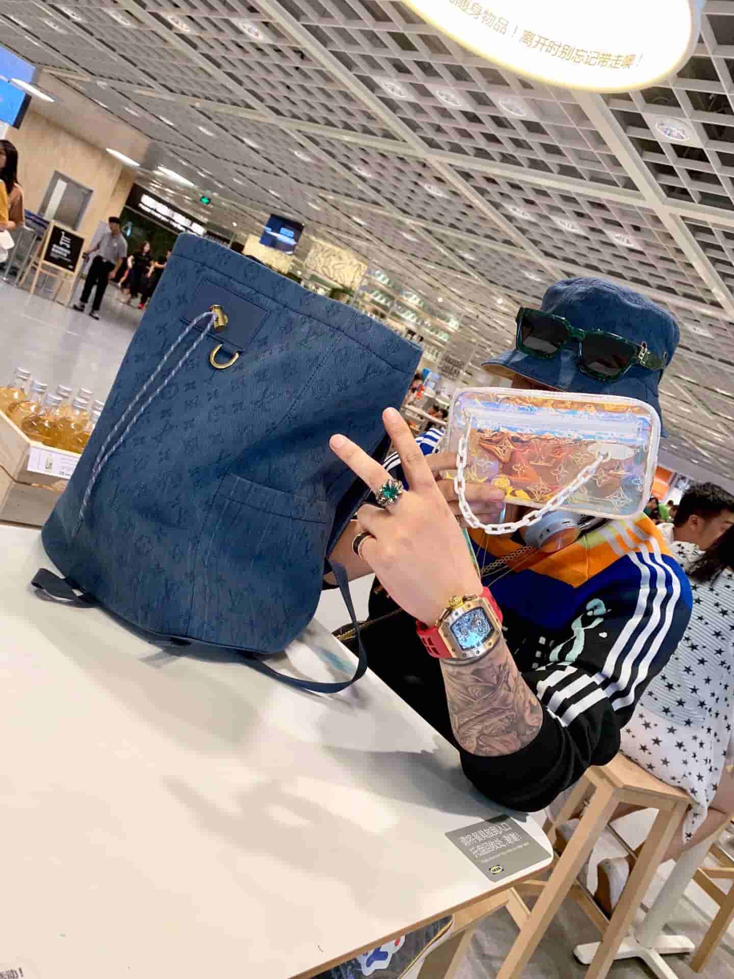 LV 19新款限量男士炫彩PVC透明链条手拿包 M55261