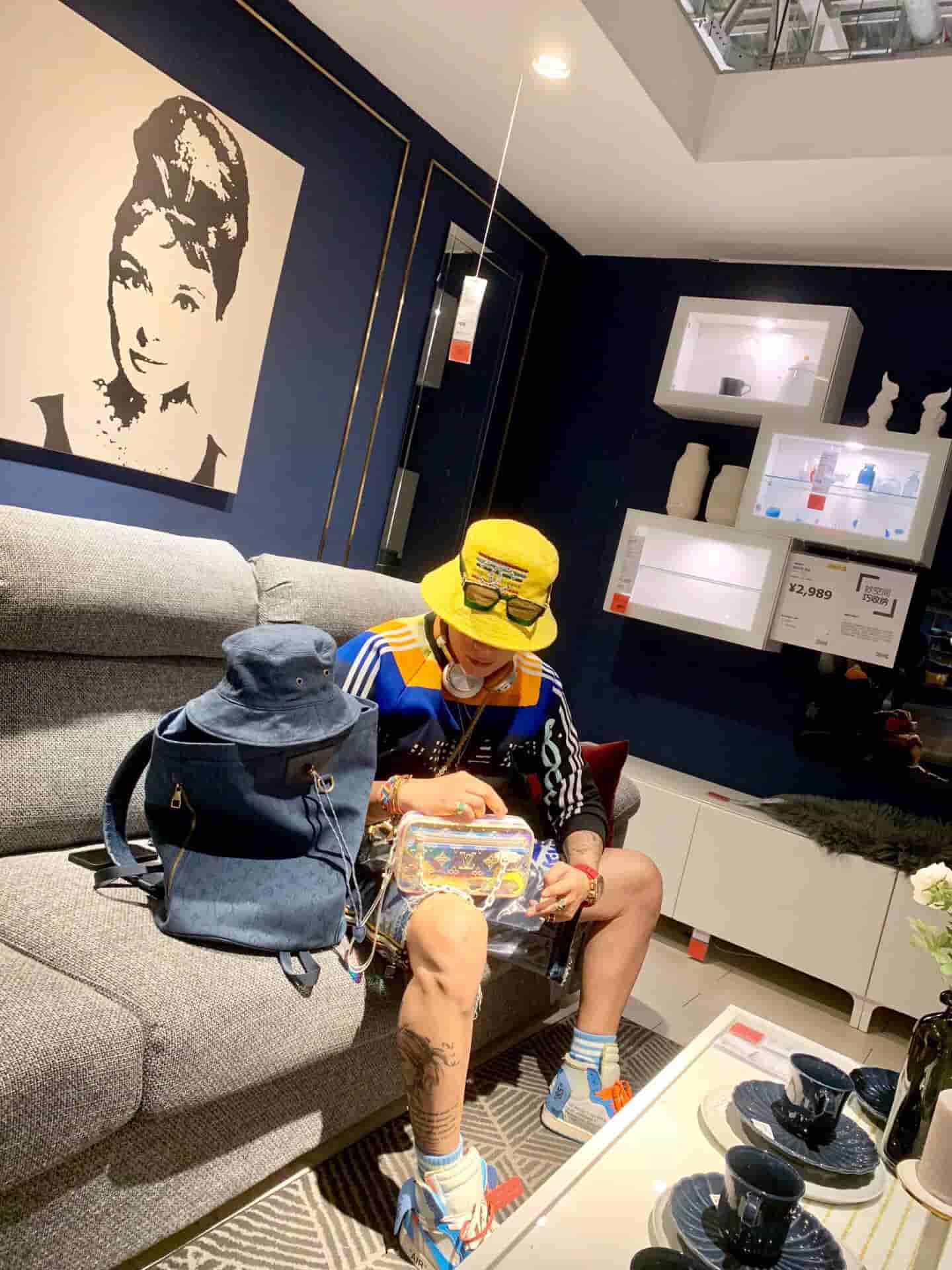 LV 19新款限量男士炫彩PVC透明链条手拿包 M55261