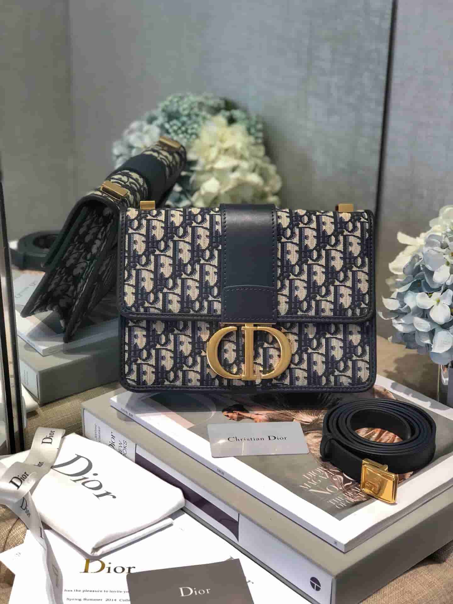 Dior迪奥 19新款30 MontaigneCD扣翻盖邮差包蒙田包单肩包斜跨包