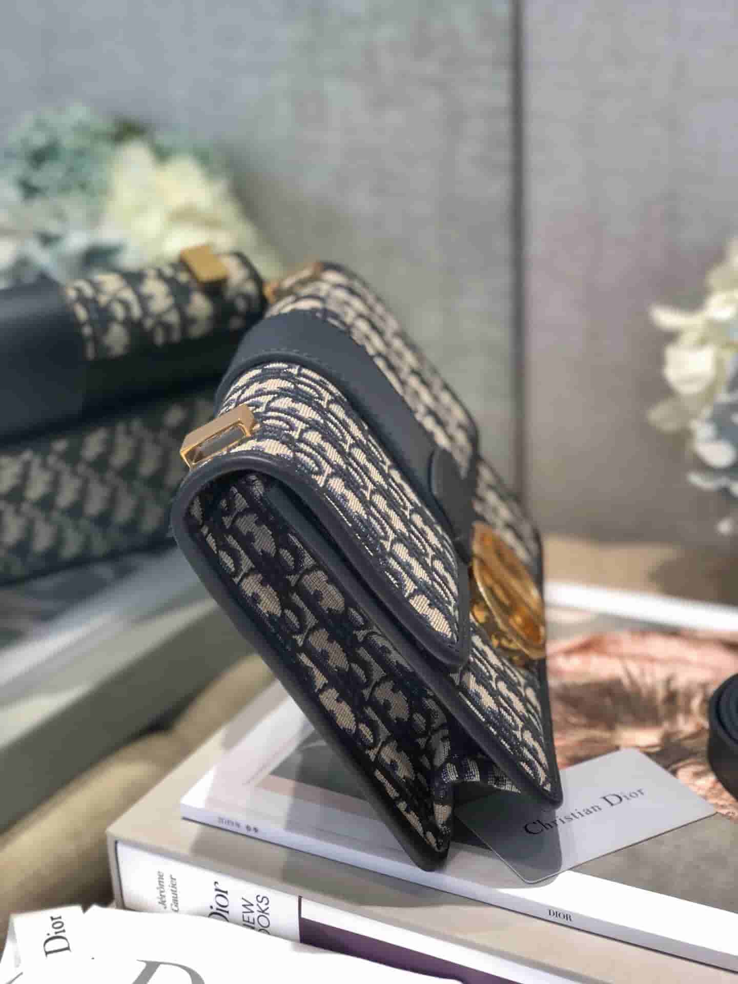 Dior迪奥 19新款30 MontaigneCD扣翻盖邮差包蒙田包单肩包斜跨包