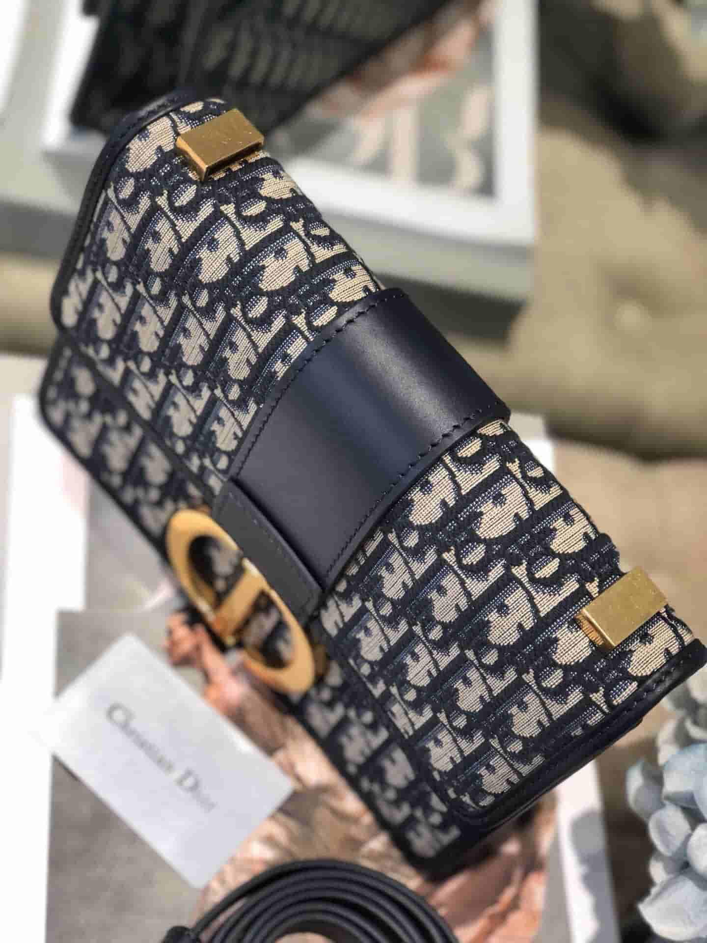 Dior迪奥 19新款30 MontaigneCD扣翻盖邮差包蒙田包单肩包斜跨包