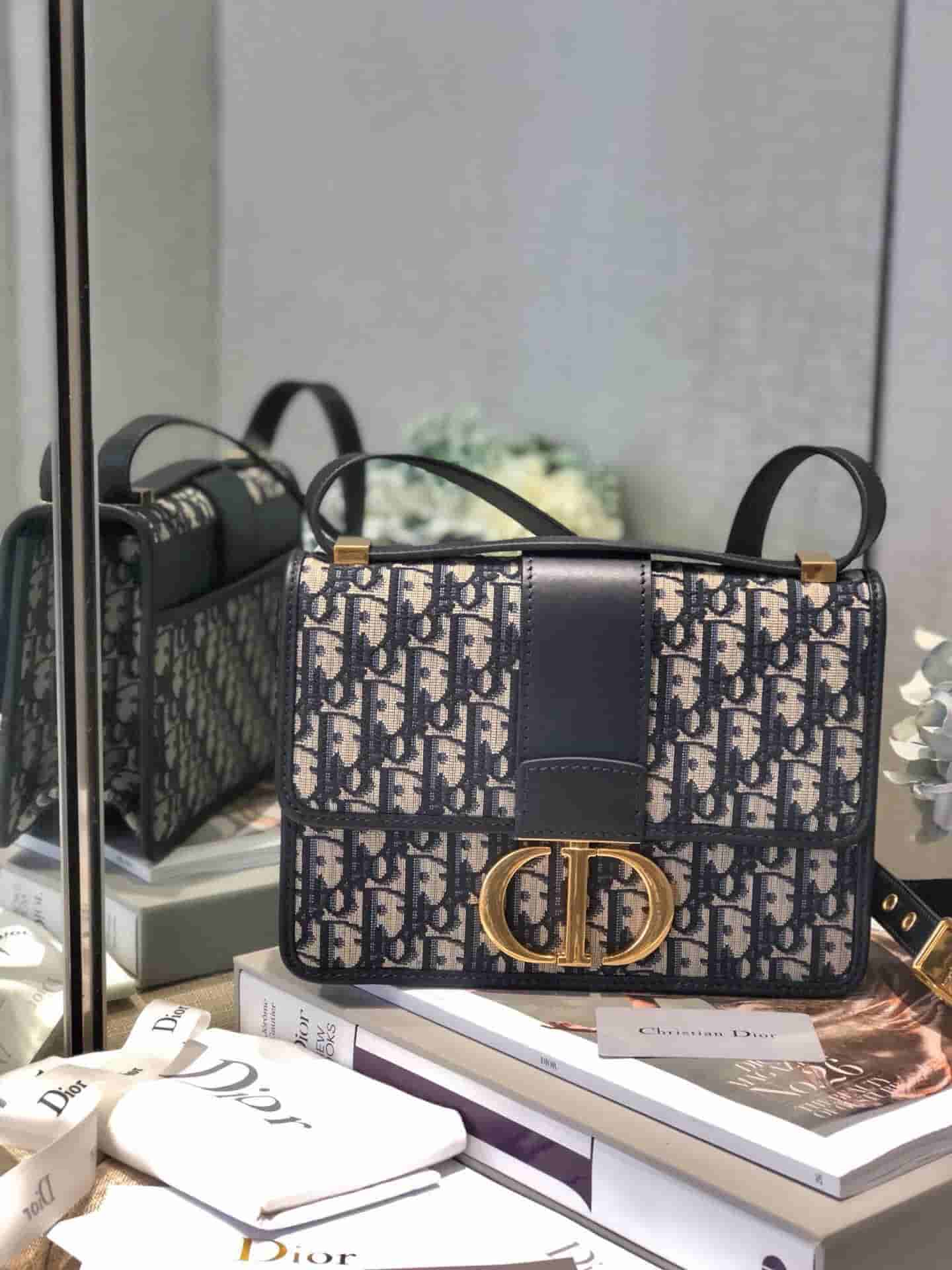 Dior迪奥 19新款30 MontaigneCD扣翻盖邮差包蒙田包单肩包斜跨包