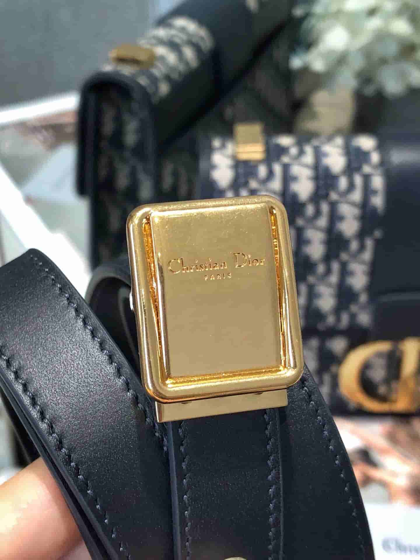 Dior迪奥 19新款30 MontaigneCD扣翻盖邮差包蒙田包单肩包斜跨包