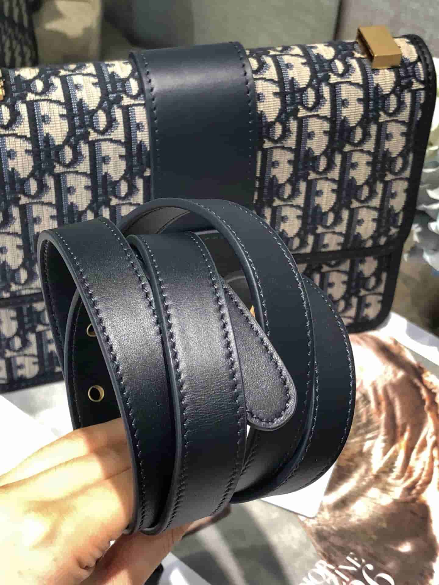 Dior迪奥 19新款30 MontaigneCD扣翻盖邮差包蒙田包单肩包斜跨包