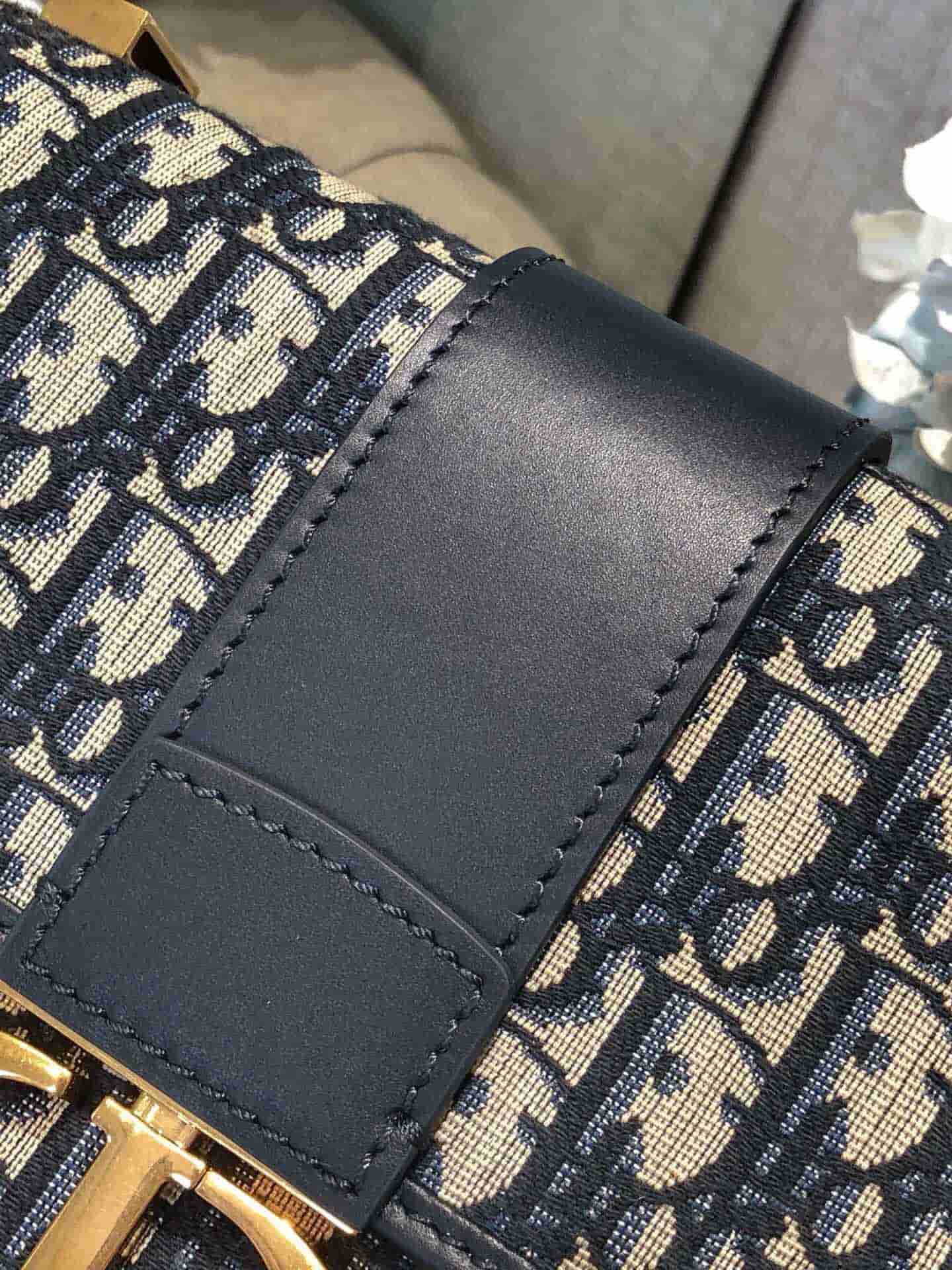 Dior迪奥 19新款30 MontaigneCD扣翻盖邮差包蒙田包单肩包斜跨包