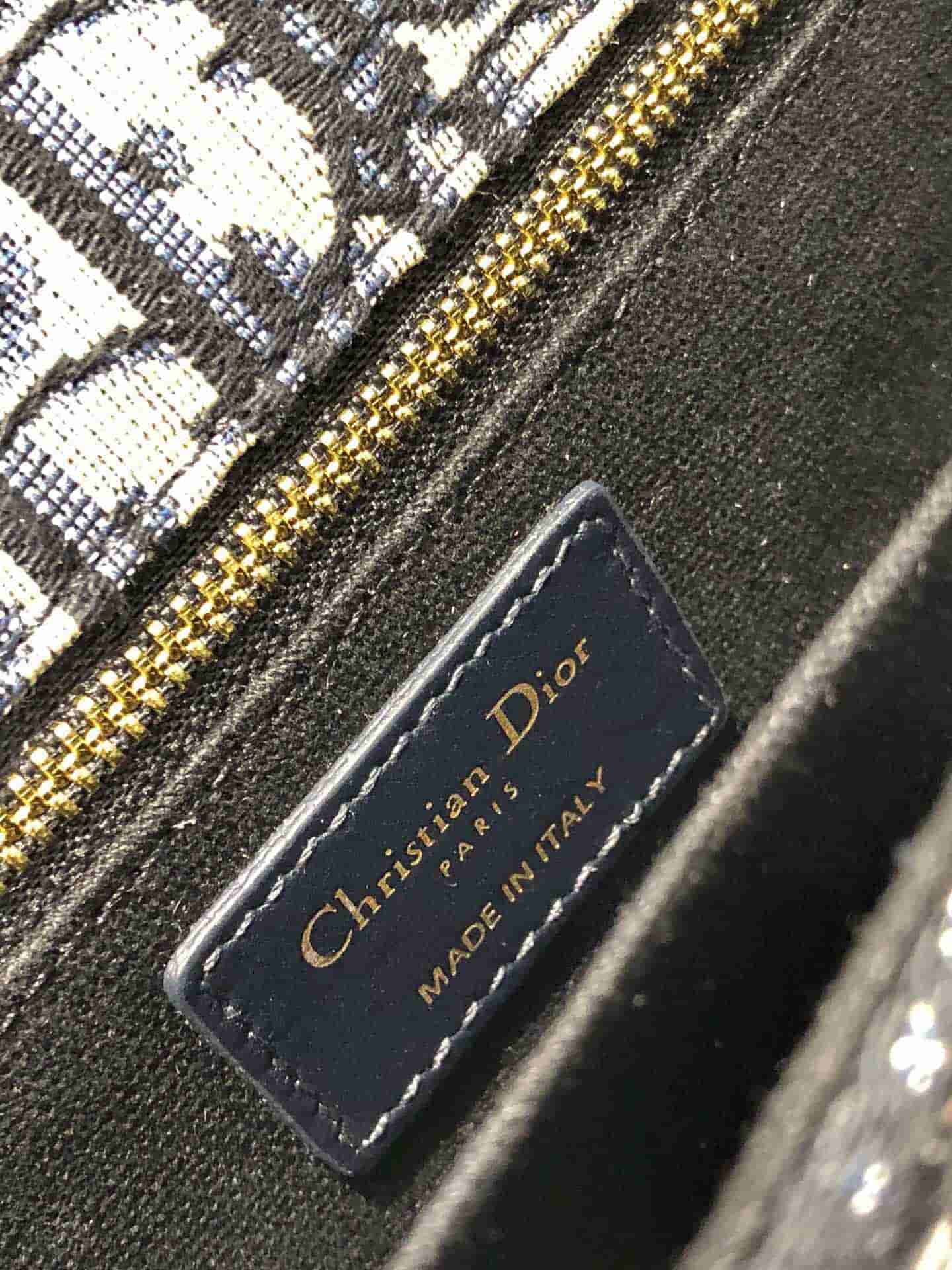 Dior迪奥 19新款30 MontaigneCD扣翻盖邮差包蒙田包单肩包斜跨包