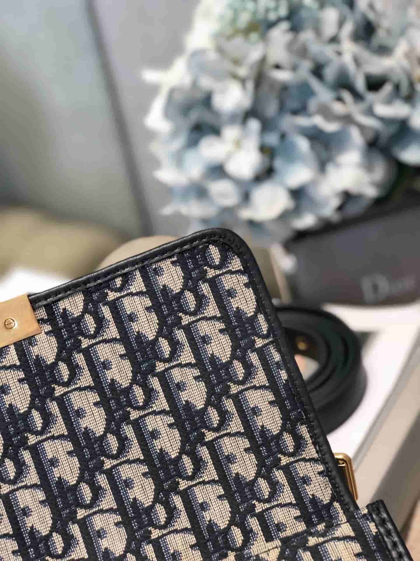 Dior迪奥 19新款30 MontaigneCD扣翻盖邮差包蒙田包单肩包斜跨包