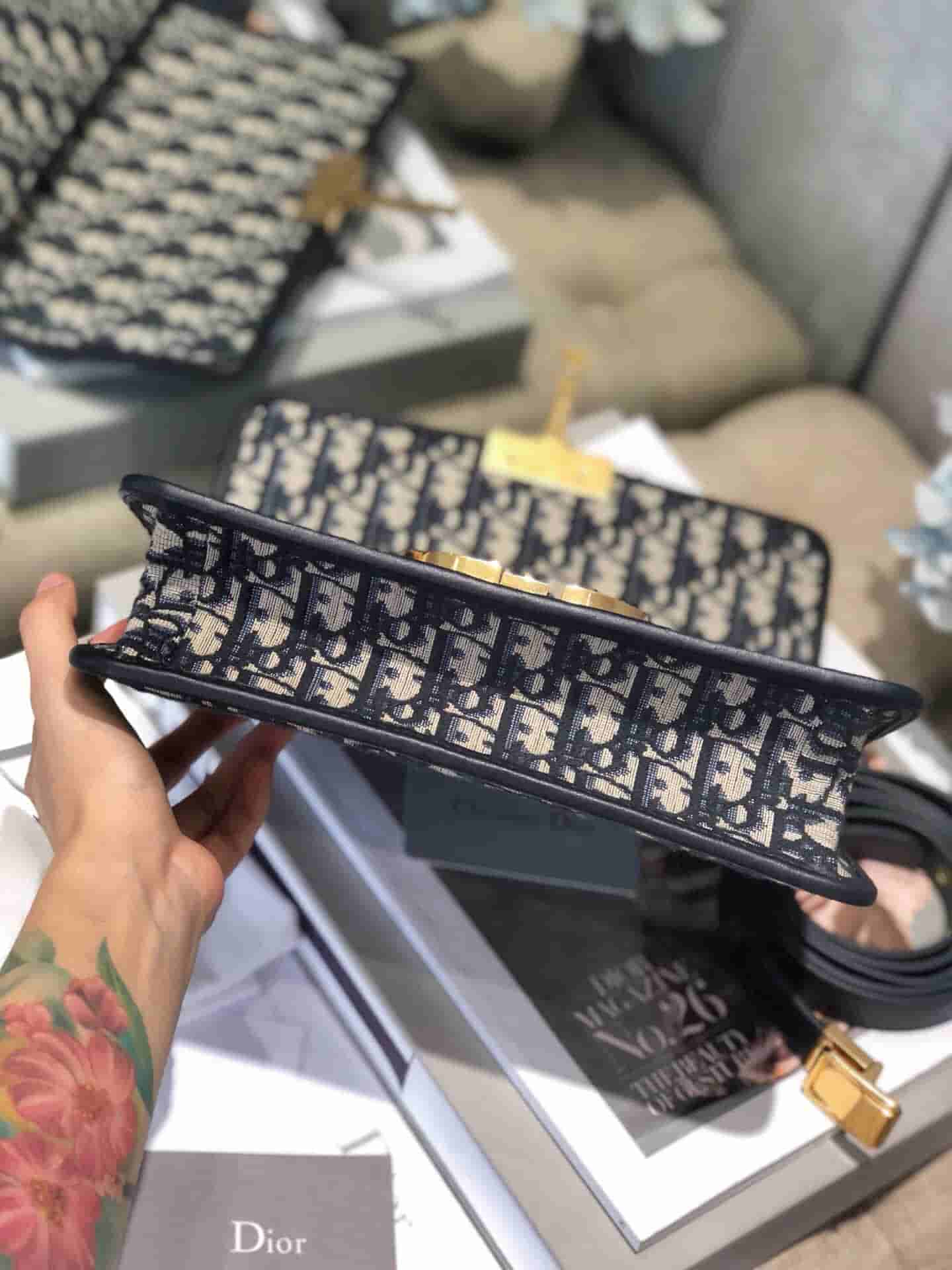 Dior迪奥 19新款30 MontaigneCD扣翻盖邮差包蒙田包单肩包斜跨包