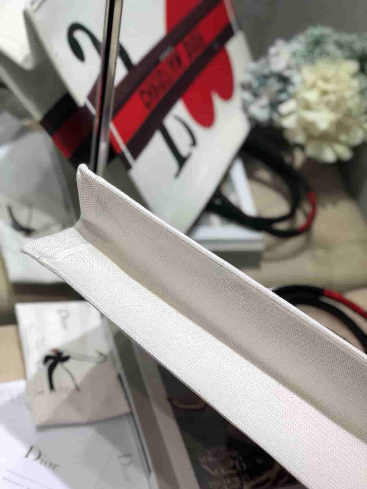 Dior/迪奥 七夕限定BOOK TOTE白色JE T’AIME图案手提购物袋