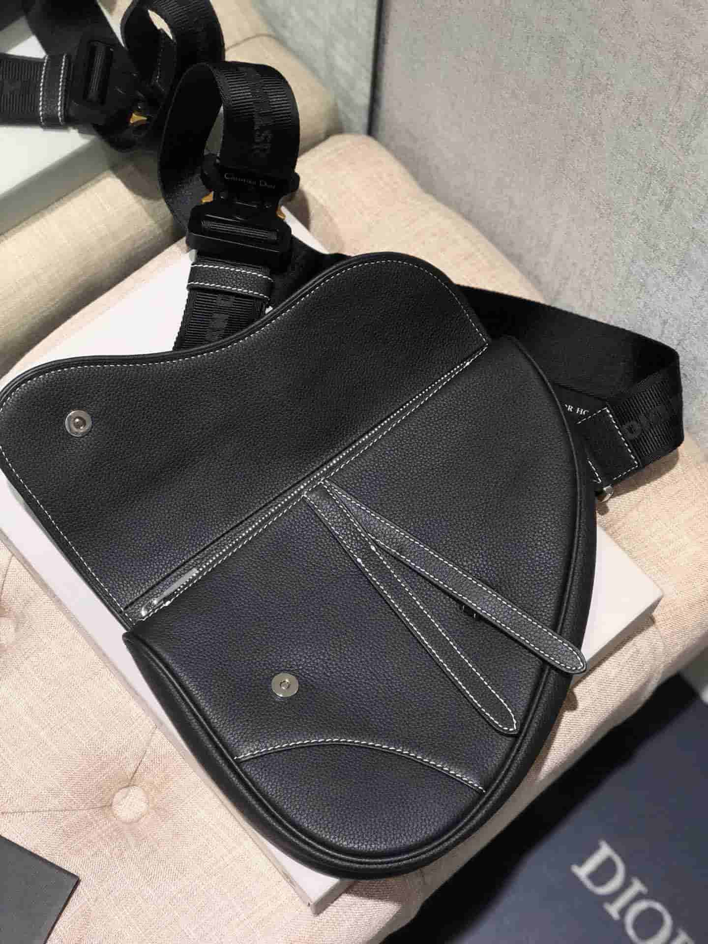 Dior/迪奥 Kaws合作款Homme Saddle Bag蜜蜂图案胸包