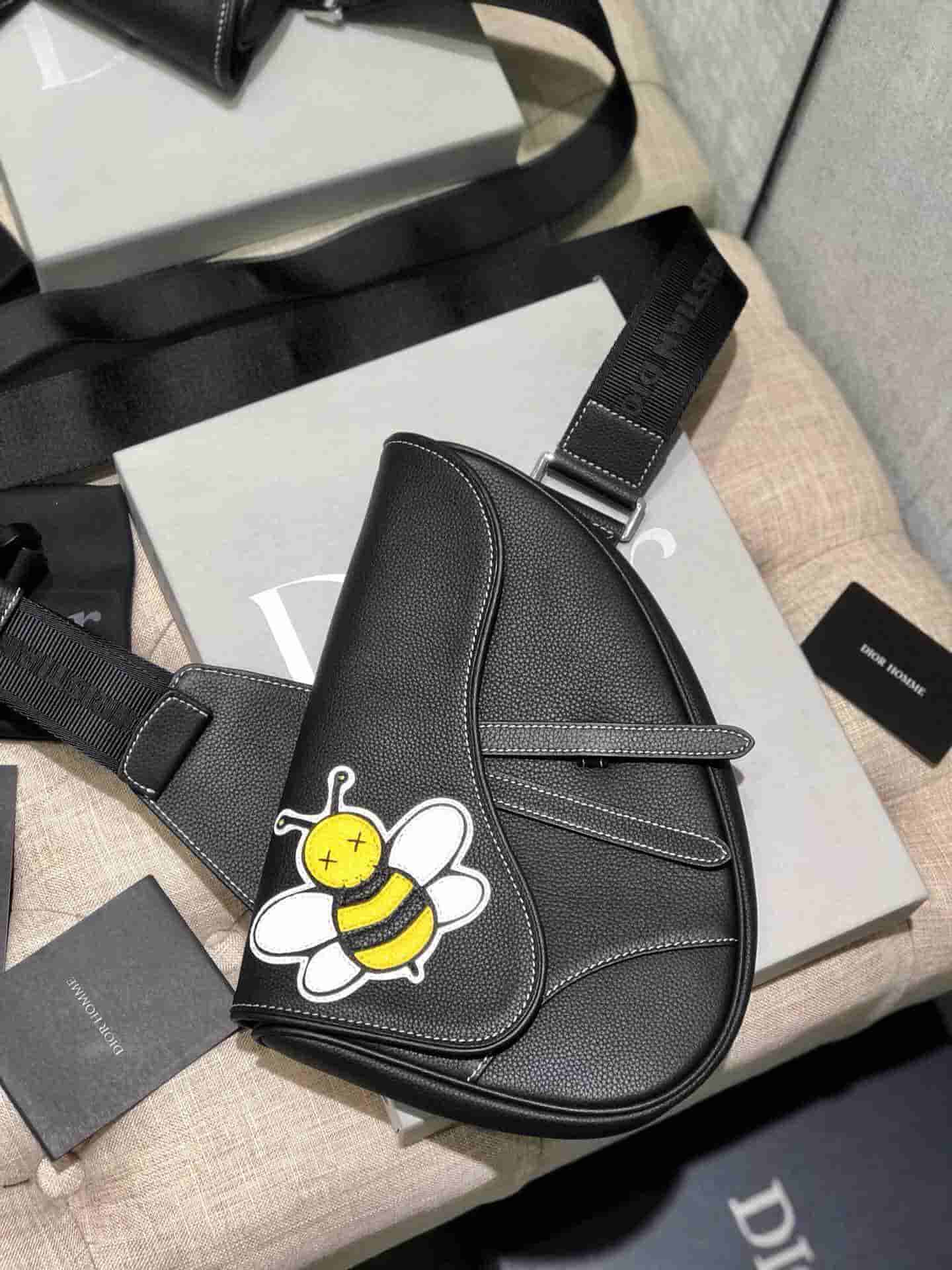 dior迪奥kaws合作款hommesaddlebag蜜蜂图案胸包