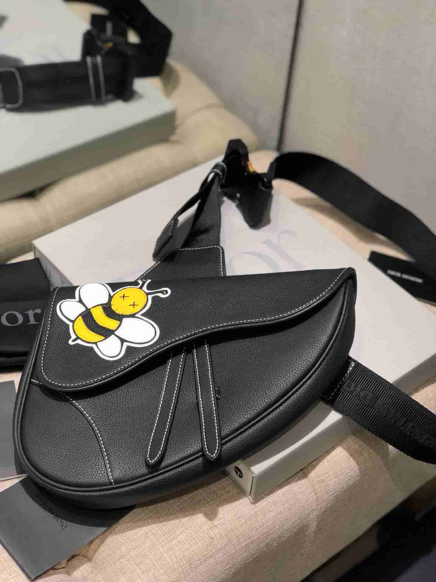 Dior/迪奥 Kaws合作款Homme Saddle Bag蜜蜂图案胸包