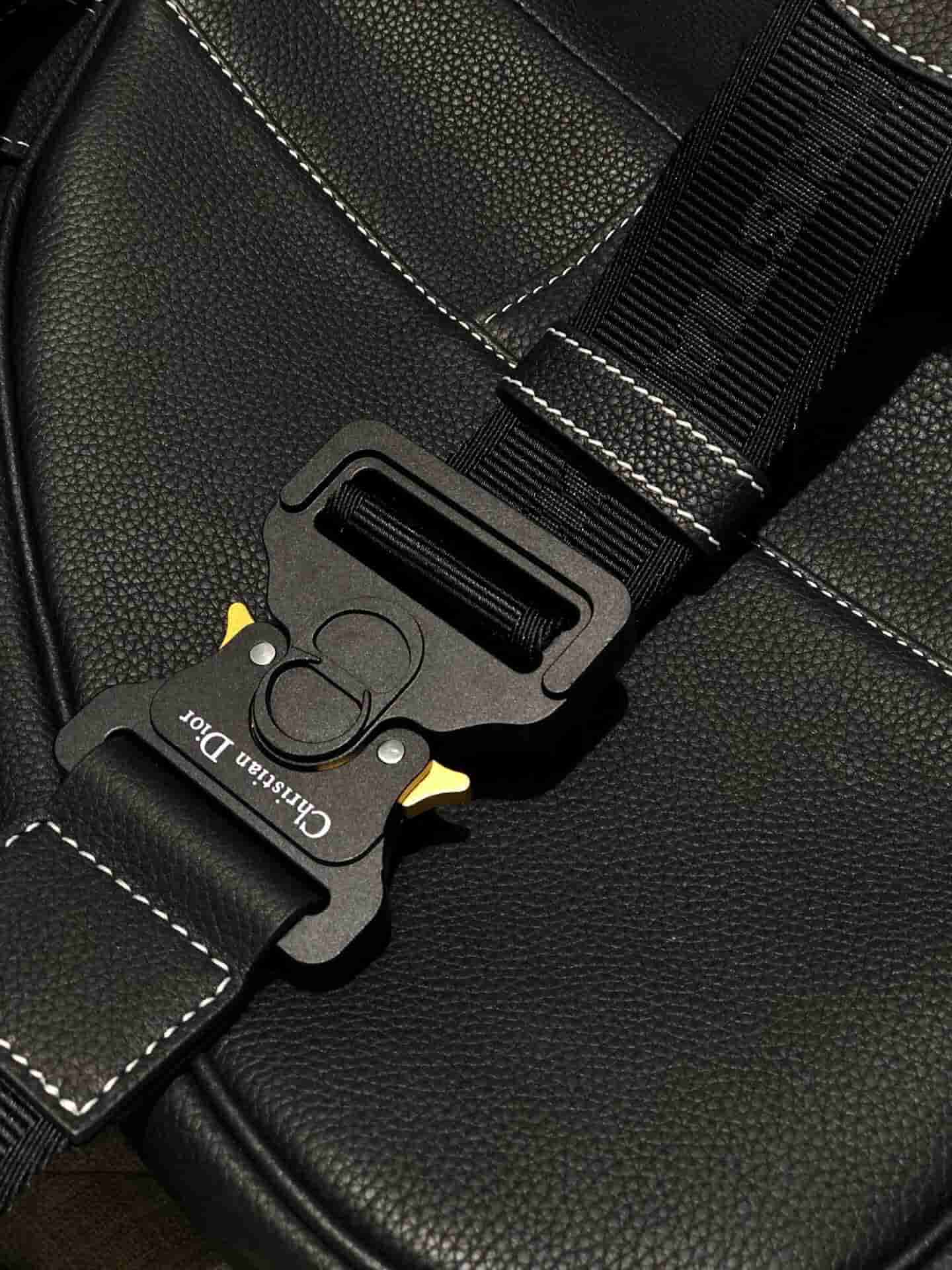 Dior/迪奥 Kaws合作款Homme Saddle Bag蜜蜂图案胸包