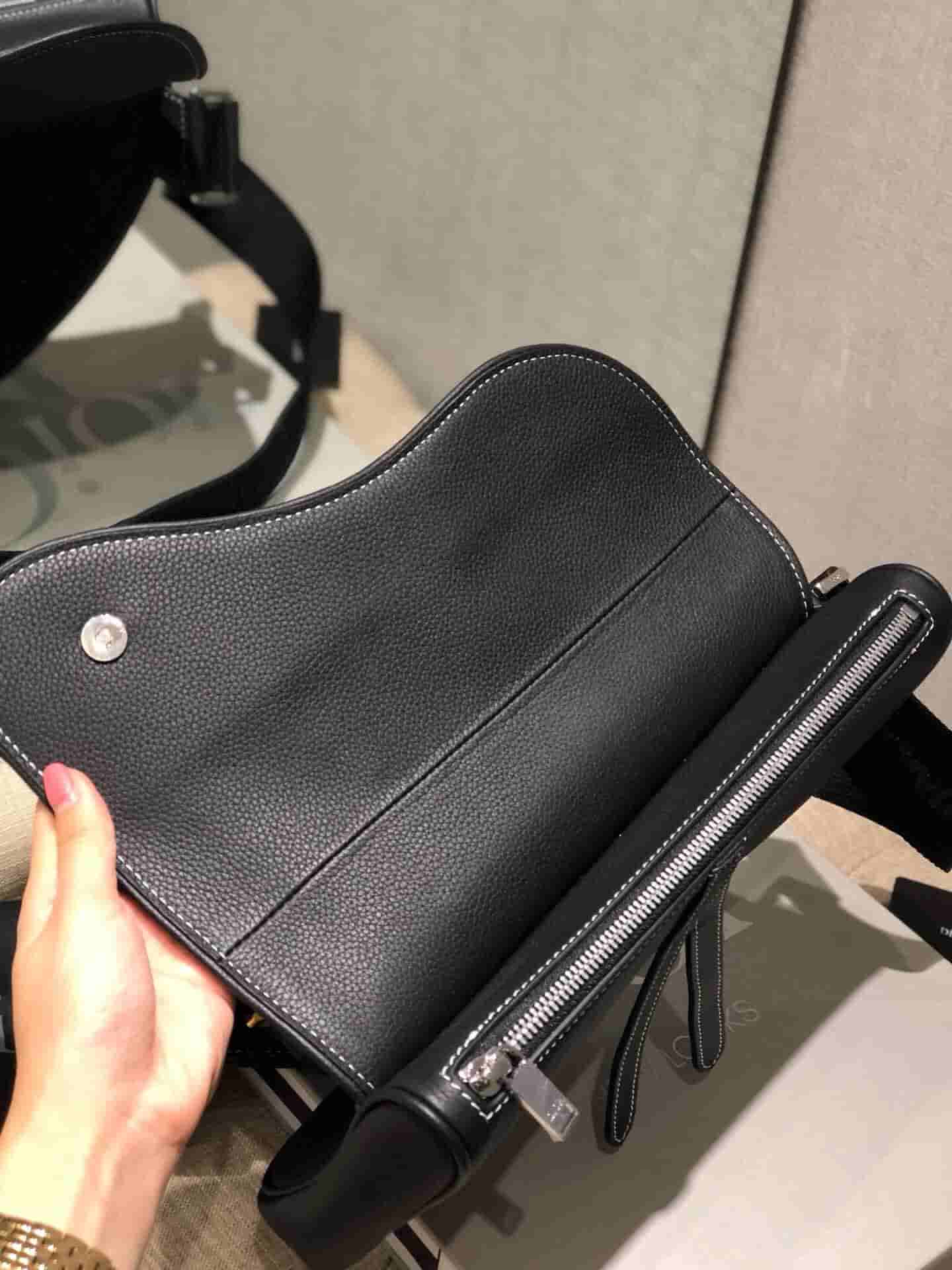 Dior/迪奥 Kaws合作款Homme Saddle Bag蜜蜂图案胸包